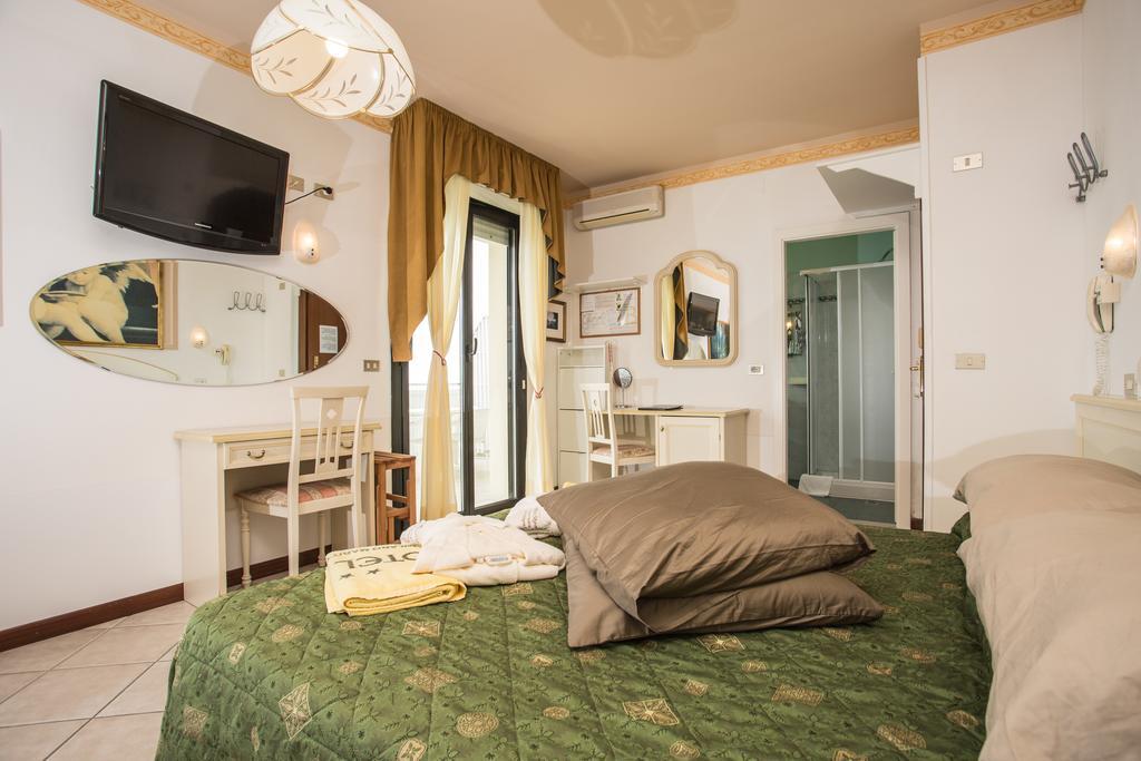 Hotel Byron Milano Marittima Extérieur photo
